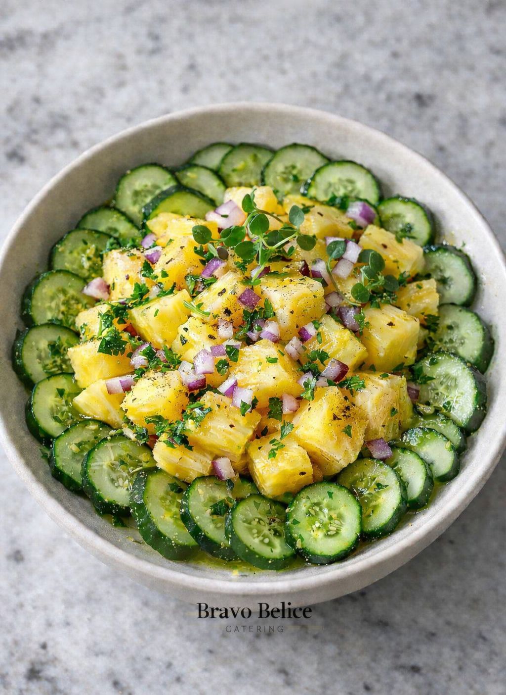 Salat: Tropical Cucumber & Pineapple Bowl
